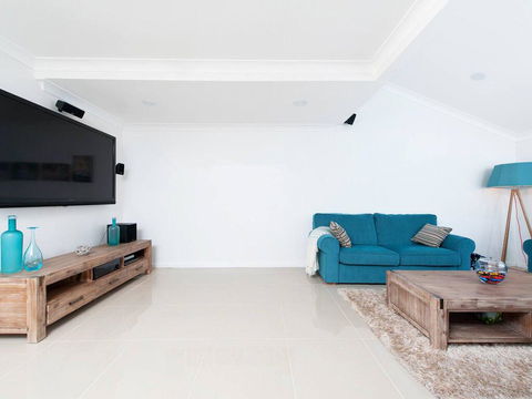 15 'The Moorings', 4 Cromarty Road - Stunning With Water Views & Pool - Hotel Accommodation 3