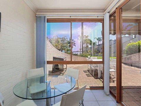 16 'The Moorings' 4 Cromarty Road - Waterfront Property With Pool & Air Conditioning - Hotel Accommodation 3