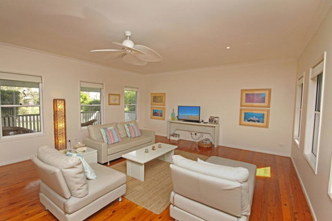 16 Beachway Pde, Marcoola: Linen Incl, WiFi, Pet Friendly, A/Cond. 500 BOND - Hotel Accommodation 3