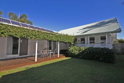 16 Beachway Pde, Marcoola: Linen Incl, WiFi, Pet Friendly, A/Cond. 500 BOND - Hotel Accommodation 1