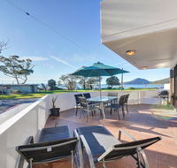 2 'Fleetwood' 63 Shoal Bay Road - spectacular views - Hotel Accommodation