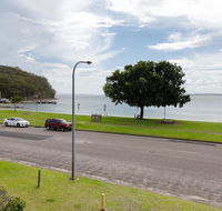 2 'Little Hut' 20 Kurrawa Close - Stunning water views of Little Beach - Hotel Accommodation