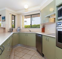 2 'Peninsula Waters' - three bedroom unit with spacious private courtyard  WIFI - Hotel Accommodation