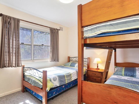 2 'Sunnie Belle' 3 Victoria Parade- Water Views Over Nelson Bay Foreshore - Hotel Accommodation 3