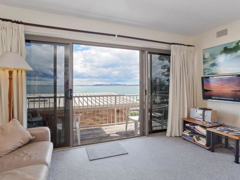 2 'Sunnie Belle' 3 Victoria Parade- Water Views Over Nelson Bay Foreshore - Hotel Accommodation 2