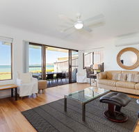 2 'The Pelicans' 53 Soldiers Point Road - ground floor unit on the waterfront - Hotel Accommodation