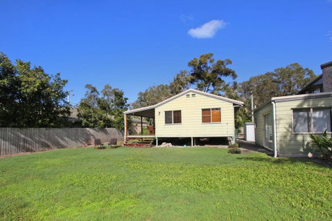 24 Sundew Street, Mudjimba - 500 Bond - Pet Friendly, Linen Supplied, WIFI, Air Cond. - Hotel Accommodation 1