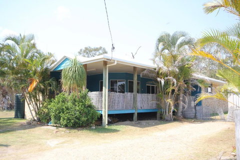 CASTAWAY BEACH HOUSE- NO Parties - NO Pets - Hotel Accommodation 0