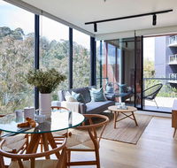 2BR Apt With Yarra River Views  Parking - Hotel Accommodation
