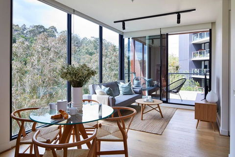 2BR Apt With Yarra River Views & Parking - Hotel Accommodation 0