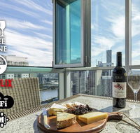 2BR EPIC VIEWS  CBD  2 Cars  Pool Wine Gym Netflix - Hotel Accommodation