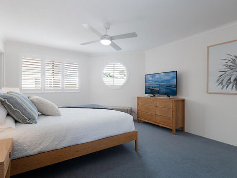 3 'Pelican Sands', 83 Soldiers Point Rd - Stunning Waterfront Unit With Magical Water Views & Air Conditioning - Hotel Accommodation 1