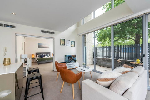 3 BDR Stylish City Retreat // Close To All And Everything In Canberra - Hotel Accommodation 2