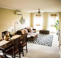 3 Bdrm House With Parking  Outdoor Entertaining - Hotel Accommodation