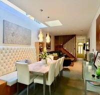 3 Storey Home Close Walk to Fox Studios SCG  City - Hotel Accommodation
