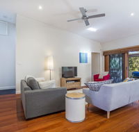 33 Bangalow - Narrawallee's Beautiful Bungalow - Hotel Accommodation