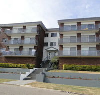 4 'Adriana' 83 Ronald Avenue - open plan living with backyard - Hotel Accommodation