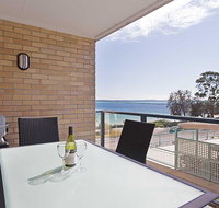 4 'Shoreline' 7 Victoria Parade - views over Fly Point and Marina - Hotel Accommodation