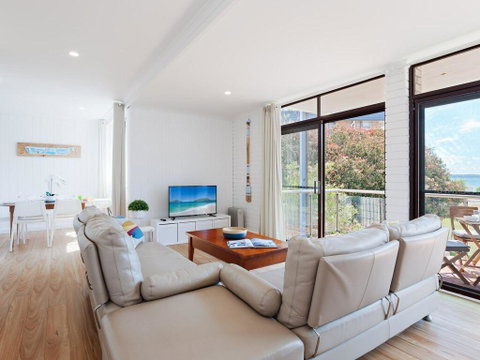 4 'Villa Ellisa', 10 Columbia Close - Beautiful Unit With Beautiful Water Views At Little Beach - Hotel Accommodation 2