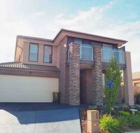 4 Bed 2 And A Half Bath Luxury Villa in Point Cook - Hotel Accommodation