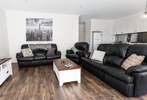 4 Bedroom Inner City Townhouse - SLEEPS 9 !! - Hotel Accommodation 0