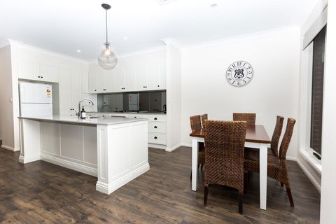 4 Bedroom Inner City Townhouse - SLEEPS 9 !! - Hotel Accommodation 3