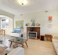 4 MONTROSE AVE - retro home in the heart of town - Hotel Accommodation