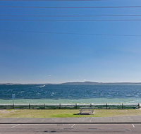 5 'Bayside' 21 Victoria Parade - unbeatable location and Air Conditioned - Hotel Accommodation