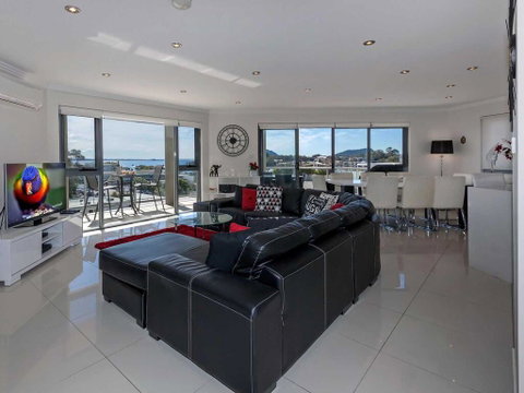 5 'Seaview' 9 Church Street - Huge Penthouse With Water Views And Lift - Hotel Accommodation 2