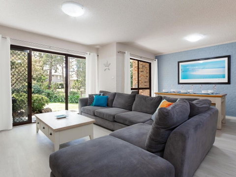 57 'BAY PARKLANDS', 2 GOWRIE AVE - GROUND FLOOR UNIT WITH POOL, TENNIS COURT & AIRCON - Hotel Accommodation 3