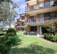 57 'BAY PARKLANDS' 2 GOWRIE AVE - GROUND FLOOR UNIT WITH POOL TENNIS COURT  AIRCON - Hotel Accommodation