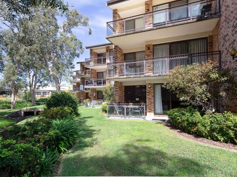 57 'BAY PARKLANDS', 2 GOWRIE AVE - GROUND FLOOR UNIT WITH POOL, TENNIS COURT & AIRCON - Hotel Accommodation 0