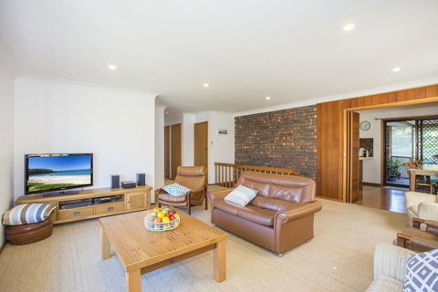 57 Carroll Ave Mollymook Beach - Relaxed Homely Retreat - Hotel Accommodation 2