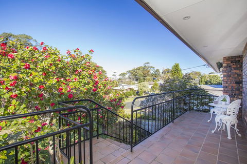57 Carroll Ave Mollymook Beach - Relaxed Homely Retreat - Hotel Accommodation 0
