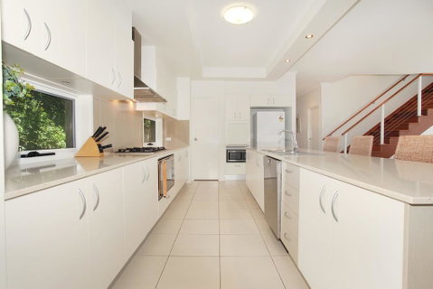 60 Beachway Parade, Marcoola, 500 BOND, Linen Supplied - Hotel Accommodation 3