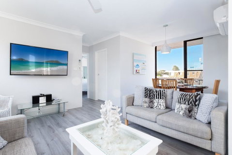 7 'BELLEVUE' 4 DONALD STREET - RENOVATED UNIT WITH AIR CON, VIEWS & CENTRAL TO CBD - Hotel Accommodation 2