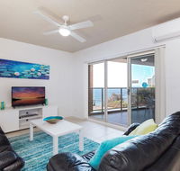 8 'Kiah'  53 Victoria Parade - stunning water views WIFI  Air Con - Hotel Accommodation
