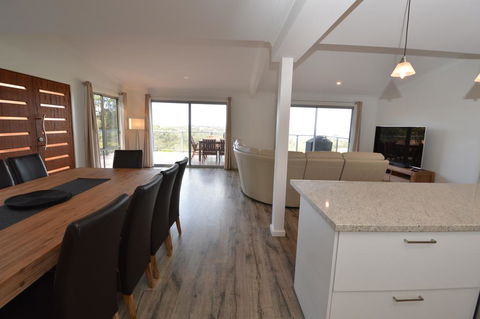 91 Berrambool Drive - Hotel Accommodation 1