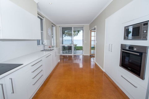 A Foreshore - Salamander Bay - Hotel Accommodation 0