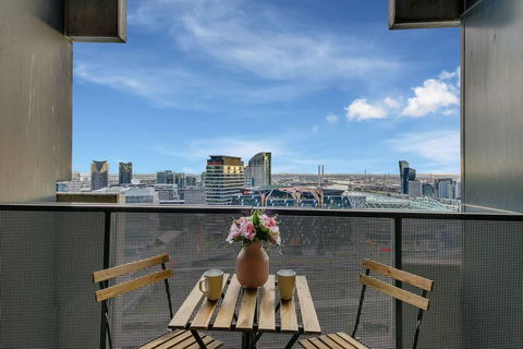 A Modern 2BR CBD Apt, City Views, FREE Parking - Hotel Accommodation 1