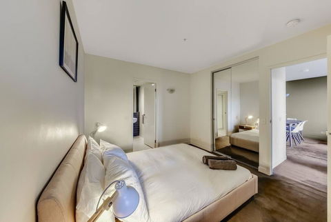A Modern 2BR CBD Apt, City Views, FREE Parking - Hotel Accommodation 2