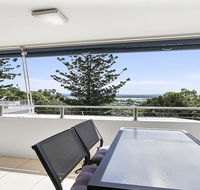 A Stylish Apartment with Noosa Views - Unit 6 Yaringa 29 Noosa Drive - Hotel Accommodation