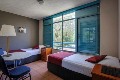 AAA Airport Albion Manor Apartments And Motel - Hotel Accommodation 1
