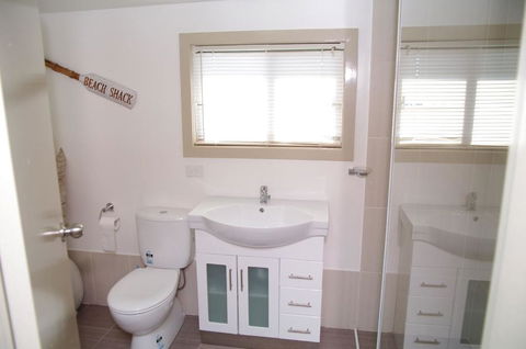 AAA Views, 2 View Street - Hotel Accommodation 3