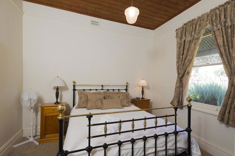 Abaleen House - Hotel Accommodation 1