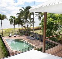 ABSOLUTE BEACHFRONT BLISS  NEWELL BEACH - Hotel Accommodation