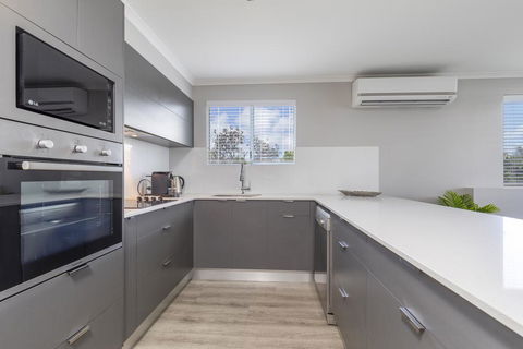 Absolute Beachfront Penthouse, Castaways Beach - Hotel Accommodation 3