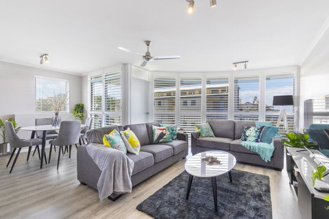 Absolute Beachfront Penthouse, Castaways Beach - Hotel Accommodation 0