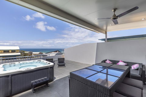 Absolute Beachfront Penthouse, Castaways Beach - Hotel Accommodation 1
