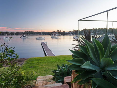 Absolute Waterfront Lakehouse Fishing Point Waterfront Pool Jetty - Hotel Accommodation 2